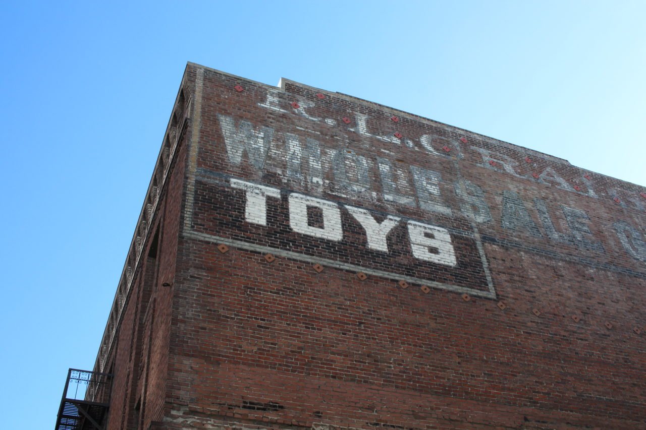 los_angeles_arts_district_red_brick_blue_sky