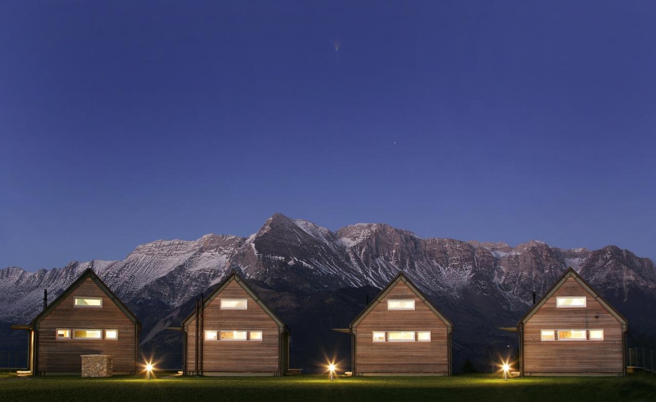 nebesa_eco_lodge_slovenia_courtyard